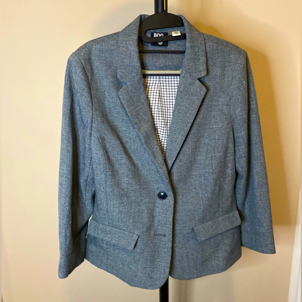 Women’s medium dark gray long sleeved blazer.